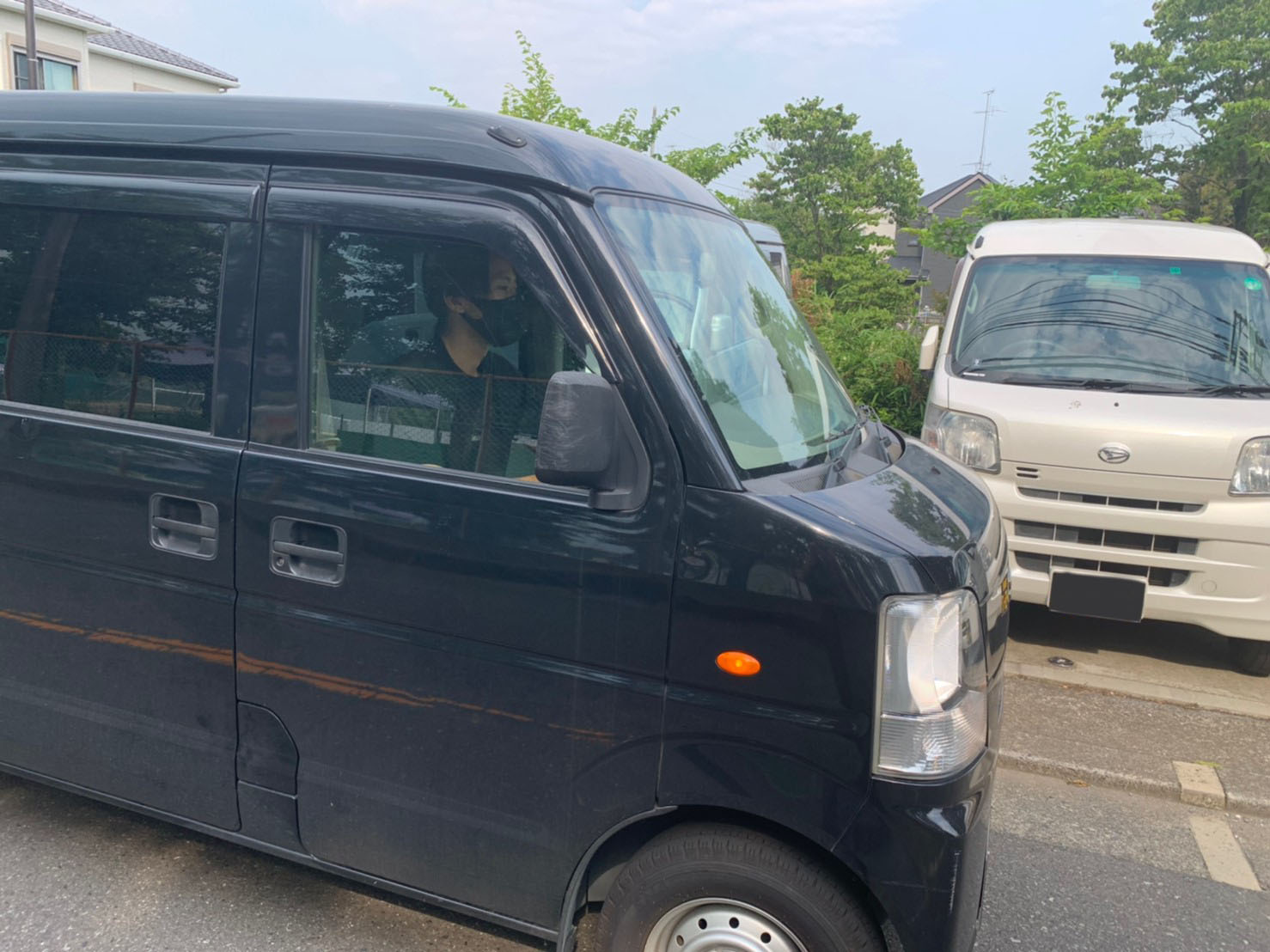 BURNING BROS.の実際の配送車両（黒・白の軽貨物車）