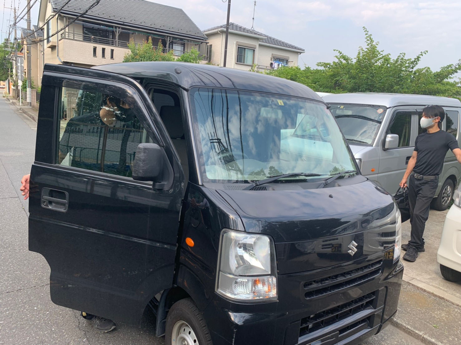 住宅街でBURNING BROS.の配送ドライバーと軽貨物車両が稼働する様子